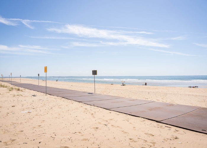 stalen rijplater 6 meter op het strand