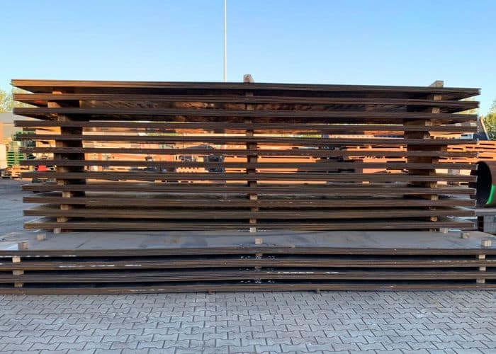 tweedehands stalen rijplaten gestapeld