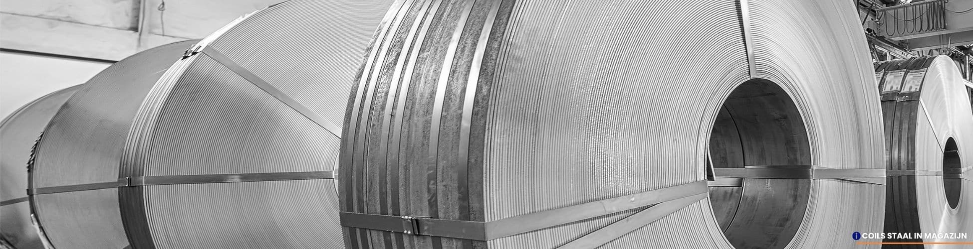 staalhandel magazijn met stalen coils