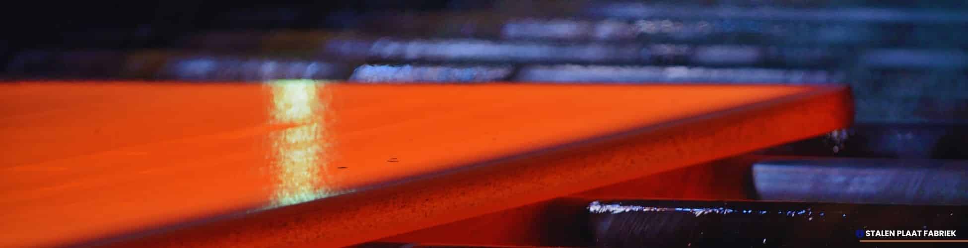staalplaat heet op rolband van fabriek