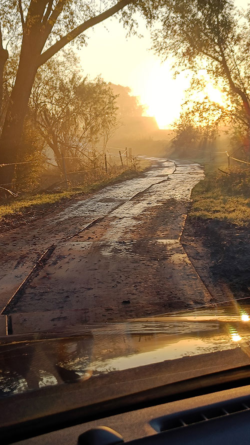 stalen rijplaten bij zonsopkomst als verharding weg