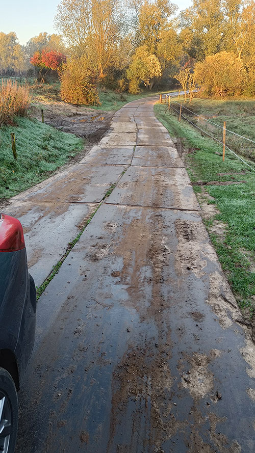 stalen rijplaten als verharding van weg