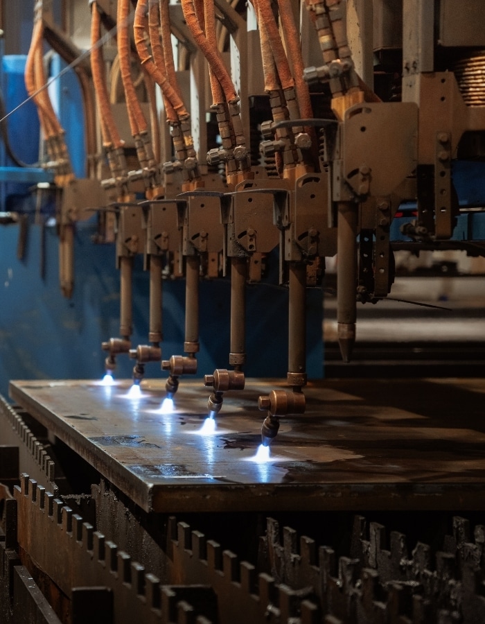 Autogeen-snijden-staal-machine-zijaanzicht-Merwestaal autogeen snijmachine staal snijden zijaanzicht