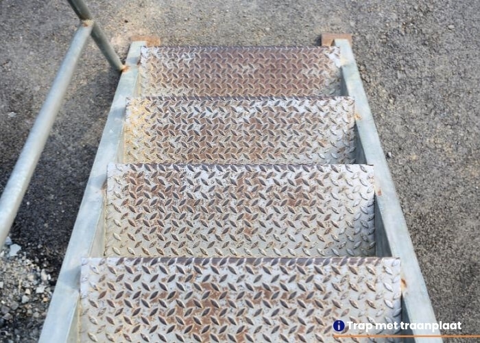 Trap_traanplaat_staal_Merwestaal stalen trap met traanplaat