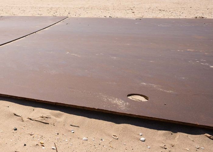 stalen rijplaten op ondergrond van zand