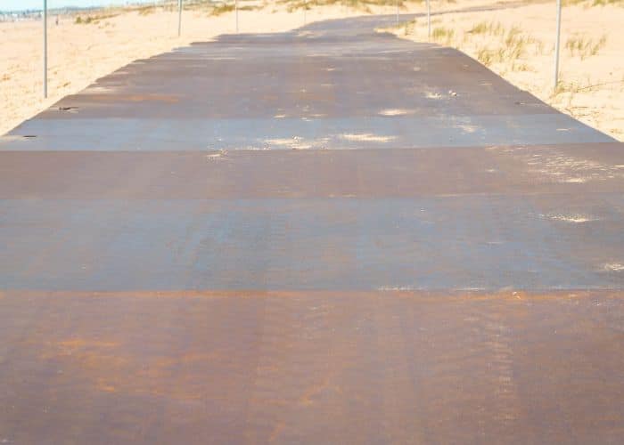 stalen rijplaten op het strand staalkwaliteit s235