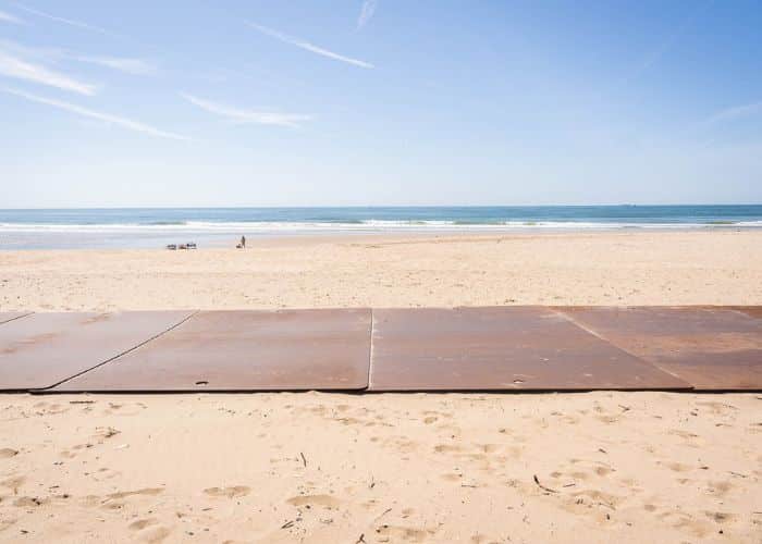 Tijdelijke_wegverharding_strand_met_stalen_rijplaten_van_Merwestaal tijdelijke wegverharding op het strand met stralen rijplaten