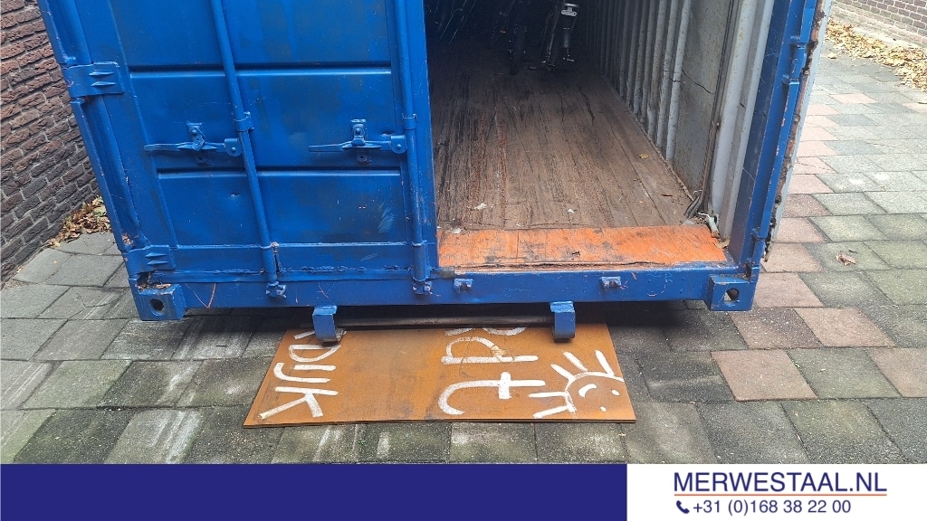 Stalen rijplaat onder container van Stichting Geef Het Dordt Stalen rijplaat onder container