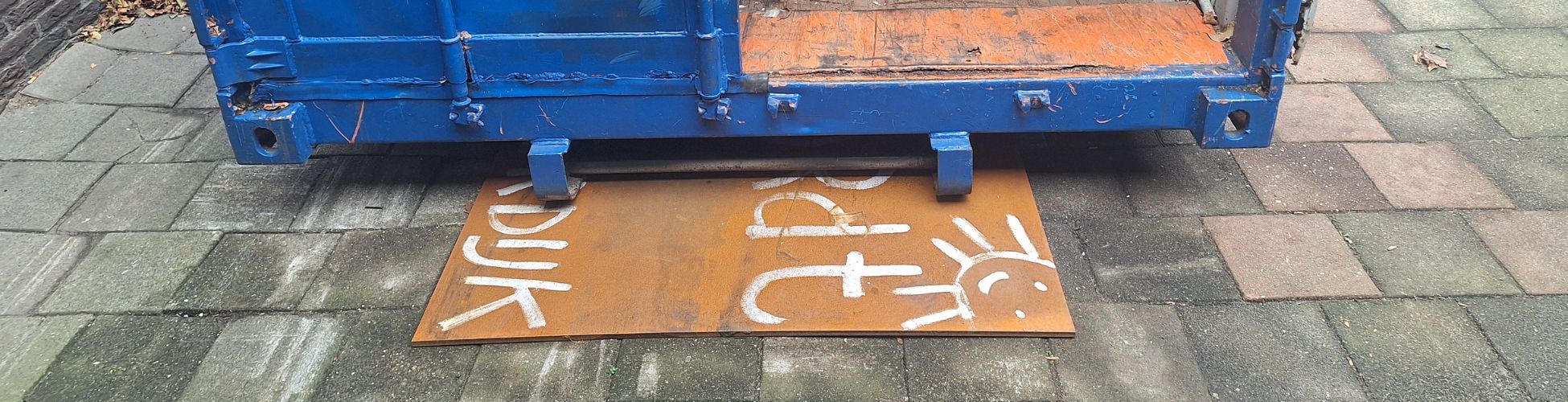 Stalen rijplaats geplaatst onder container van Stichting Geef Het Dordt