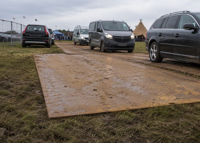 scheepshuiden-tijdelijke-parkeerplaats-evenemententerrein Scheepshuiden gebruikt als tijdelijke verharding voor een parkeerplaats op een modderig evenemententerrein