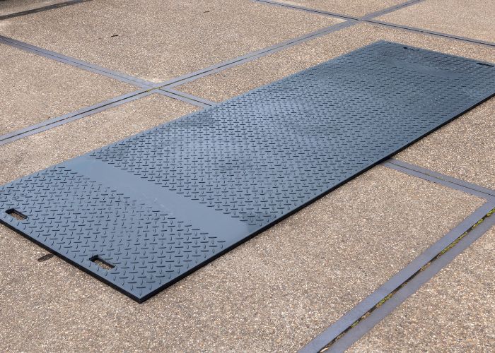 Kunststof-rijplaten-bouwplaats-huren-kopen Kunststof rijplaten toegepast op een bouwplaats voor tijdelijke bodemverharding